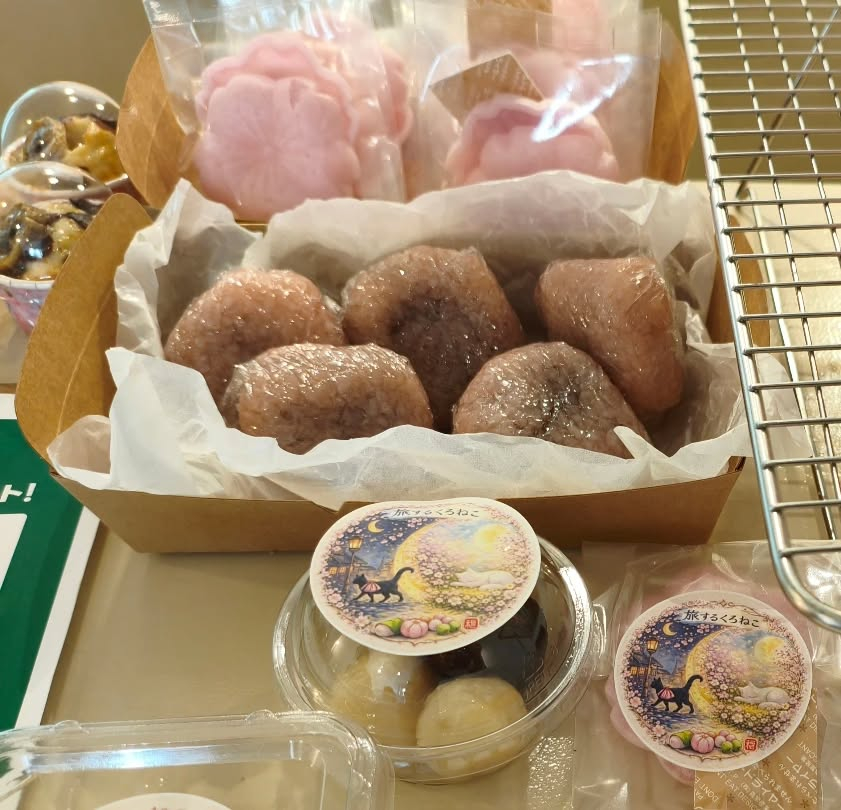 R8.4.11 晴れ ぶどうの芽かき作業の真っ最中